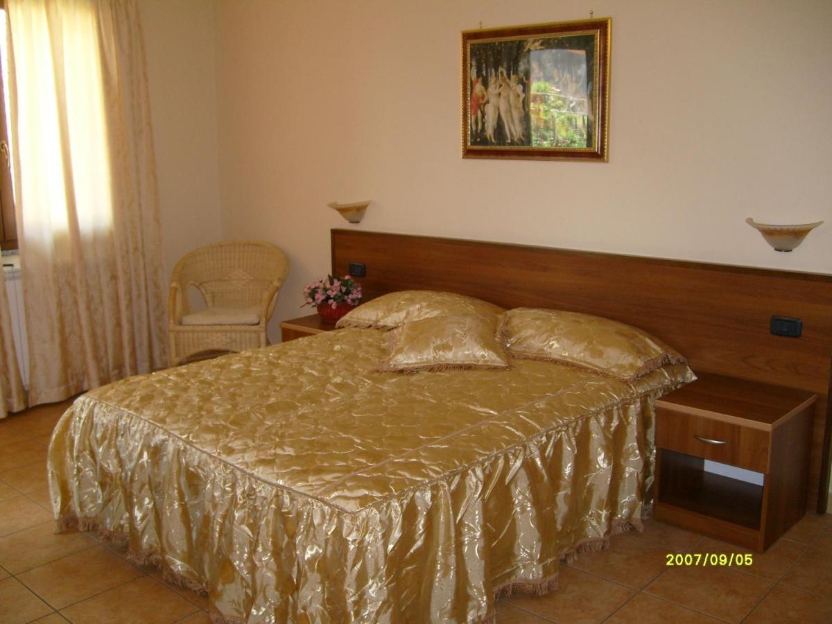 Hotel Ristorante Degli Amici Mongiana Екстериор снимка